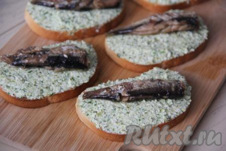 Выложить на кусочек хлеба по одной шпротине.