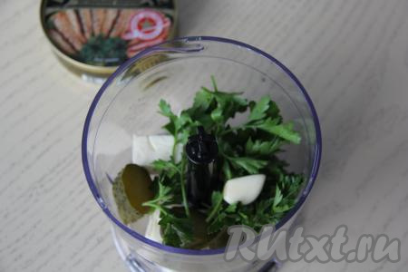 Плавленный сырок и маринованный огурец крупно нарезать и выложить в чашу измельчителя. Если готовите с пастообразным плавленным сыром, его в чашу измельчителя выкладывать не нужно. В чашу измельчителя добавить очищенные зубчики чеснока, промытые и обсушенные листочки петрушки.