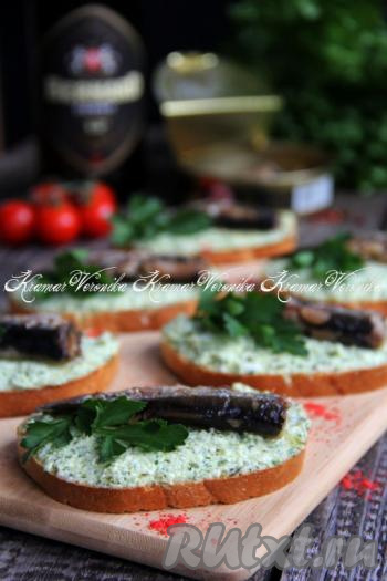 По желанию, украсить веточкой петрушки. Подать вкусные и пикантные бутерброды с плавленным сыром и шпротами к столу.