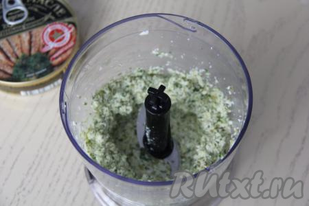 Измельчить продукты в пасту (если нет измельчителя, пропустите через мясорубку), переложить в миску. Если готовите с пастообразным плавленным сыром, добавьте его на этом этапе в миску к измельчённой массе. Намазка для приготовления бутербродов готова.