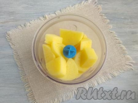 Картофель очистить от кожуры, нарезать небольшими кусочками, промыть в проточной воде. Выложить картофель в чашу блендера.