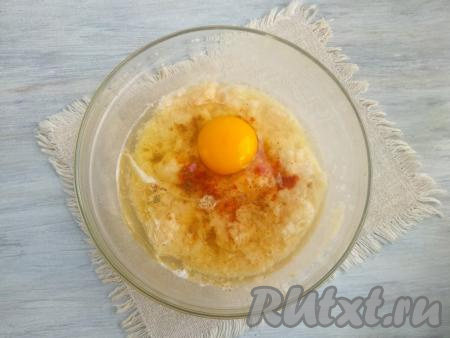 Вбить сырое яйцо, влить растительное масло, перемешать ложкой.