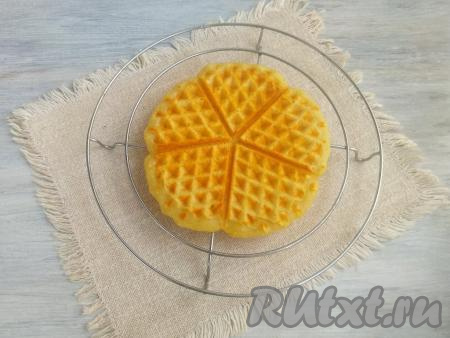 Готовую картофельную вафлю вынуть из электровафельницы и переложить на решётку для остывания. Из оставшегося теста постепенно пожарить все вафли.