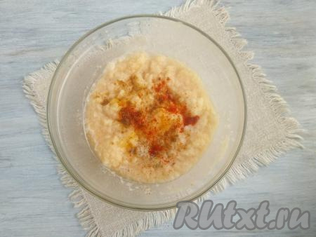 Переложить картофельную массу в миску для замешивания теста, всыпать соль, сухие специи (я добавила сушёный чеснок, кориандр, копчёную паприку, шалфей), чёрный молотый перец, перемешать массу.