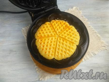 Выпекать каждую картофельную вафлю в электровафельнице до зарумянивания в течение 3 минут. Если хотите, чтобы вафли сильно хрустели, увеличьте время выпечки.