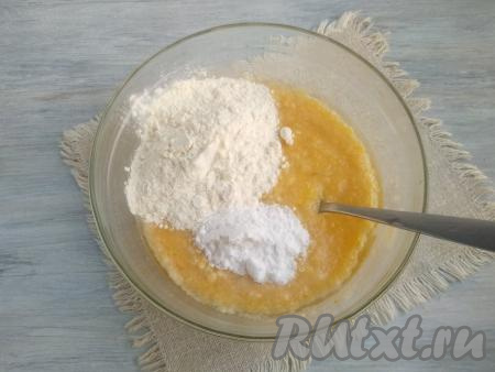 Всыпать крахмал и муку, замесить ложкой не густое тесто, напоминающее тесто на оладьи.