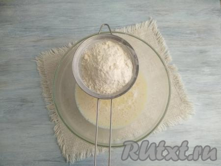 Всыпать ванилин и просеянную муку.