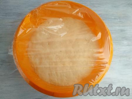 Тесто переложить в достаточно объёмную миску, затянуть её пищевой плёнкой и оставить на 1,5 часа в тёплом месте. Тесто увеличится в объёме в 2-3 раза.