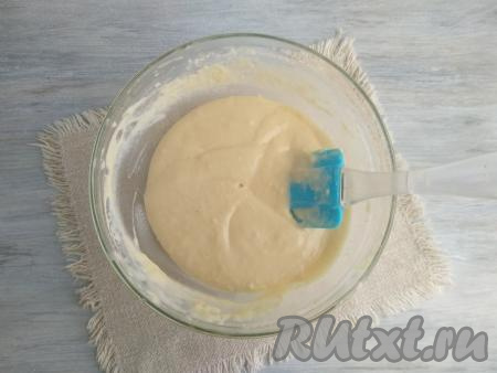 Замесить тесто, которое получится не очень густым (чуть гуще, чем на оладьи).