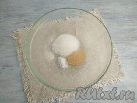 Сахар, соль и дрожжи всыпать в миску.