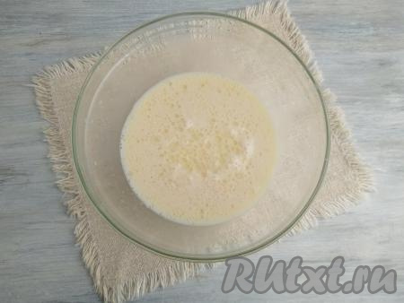 Добавить оставшиеся 70 мл молока комнатной температуры.