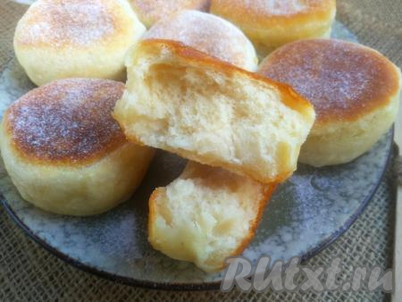 Аппетитные дрожжевые пышки, замешанные на молоке, готовы. У этой выпечки потрясающая структура и нежный вкус.