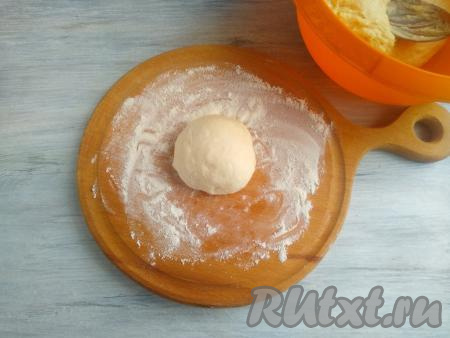 Теперь можно приступать к формированию пышек. Дощечку хорошо присыпать мукой. Выкладывать ложкой небольшой кусочек&nbsp;теста (размером около 20 грамм) и&nbsp;придавать ему круглую форму, присыпая тесто мукой. Формируем то количество пышек, которое может поместиться на сковороду.