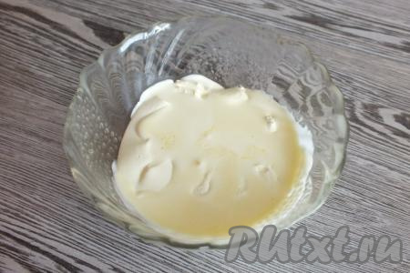 Слегка нагрейте сливочное масло (или спред). До конца не растапливайте.