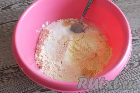 По истечении времени&nbsp;к запенившейся дрожжевой смеси добавьте пшеничную и кукурузную муку, щепотку соли, 1 столовую ложку сахара.