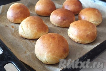 По истечении указанного времени проверьте готовность булочек. Они должны быть равномерно румяными и пышными. Если булочку проткнуть деревянной шпажкой, то шпажка должна остаться сухой.