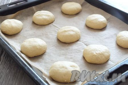 Заготовки кукурузных булочек выложите на противень, застеленный бумагой для выпечки. Прикройте полотенцем и оставьте на 40 минут. После смажьте взбитым яичным белком и поставьте выпекаться в разогретую до 200 градусов духовку на 20-25 минут. Учитывайте особенности своей духовки.