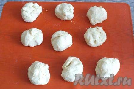 Натрите руки мукой и разделите тесто на 9 частей. Средний вес заготовки 70 грамм.