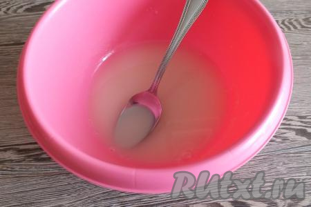 Подогрейте воду до температуры 36-38 градусов, растворите в ней 1 чайную ложку сахара, затем добавьте сухие дрожжи, перемешайте и оставьте на 10-15 минут (дрожжи за это время активируются и поверхность запенится).