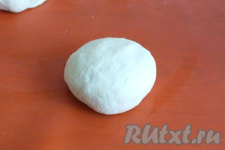 Каждый кусочек тесто округлите. Во время работы руки присыпайте слегка мукой.