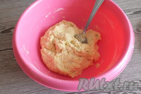 Тесто хорошо собирается в комок, но получается липким.