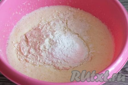 После этого всыпьте муку, разрыхлитель для теста, перемешайте миксером.