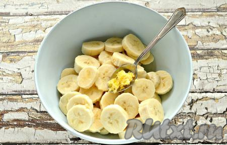 Тщательно вымыть лимон, ведь мы будем использовать цедру для приготовления бананового варенья. Из половинки небольшого лимона выжать сок к нарезанным бананам. Аккуратно снять цедру с лимона (старайтесь не затрагивать белую часть кожуры, находящуюся под цедрой). Для приготовления варенья достаточно будет 1 чайной ложки лимонной цедры, выложить к бананам.