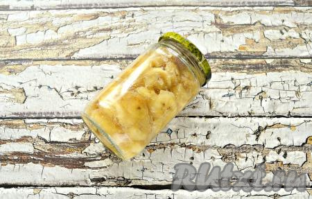 Горячее вкусное, ароматное, аппетитное варенье, приготовленное из бананов с добавлением сока и цедры лимона, переложить в сухую чистую банку объёмом 400 мл, закрутить сухой предварительно прокипячённой крышкой и оставить до остывания при комнатной температуре, затем убрать его на хранение в холодильник. Желательно использовать в течение недели. Такое варенье можно подать к чаю, оладьям, блинчикам, оно станет и прекрасной начинкой для различной выпечки.