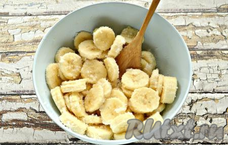 Миску с бананами встряхнуть. А затем аккуратно перемешать бананы с сахаром, цедрой и лимонным соком.