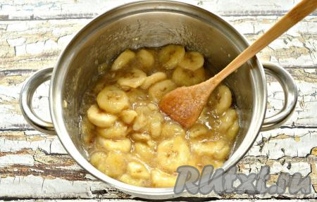 Бананы переложить в кастрюлю (лучше всего подойдёт кастрюля с толстым дном или с антипригарным покрытием), поставить на средний огонь. Дождаться закипания, убавить огонь и проварить банановое варенье 10 минут, периодически перемешивая.&nbsp;&nbsp;