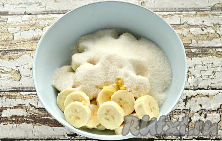 В миску с бананами, соком и цедрой лимона всыпать сахар.