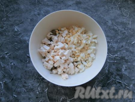 Яйца заранее отварить вкрутую (варим минут 8-10 с момента закипания), остудить и очистить. Добавить&nbsp;нарезанные&nbsp;маленькими кубиками яйца и плавленный сыр к печени.