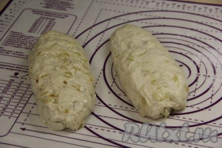 Разделить тесто на две части. Сформировать 2 батончика (руки для формирования заготовок можно смазать немного маслом).