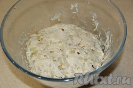 Перемешать тесто ложкой. Оно получится слегка липким, оставить его в миске, накрыв полотенцем, на 2 часа в тёплом месте.
