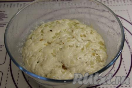 Тесто с луком хорошо поднимется.