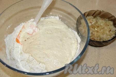 Смесь муки, опары и воды перемешать ложкой (или силиконовой лопаткой), влить масло, перемешать тесто.