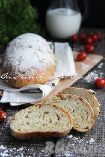 Готовый хлебушек достать из духовки, слегка остудить, переложить на решётку и оставить до полного остывания. Вкусную, нежную чиабатту с луком нарезать и подать к столу в качестве дополнения к различным блюдам.