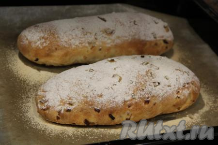 Духовку разогреть до 200 градусов. На низ духовки поставить противень с горячей водой. Отправить противень с чиабаттой с луком в духовку и выпекать, примерно, 35 минут.