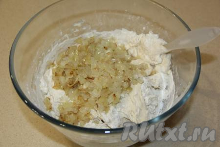 Добавить остывший лук в тесто.