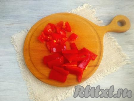 Помидор нарезать на небольшие кусочки. Болгарский перец, очищенный от плодоножки с семенами, нарезать на брусочки.