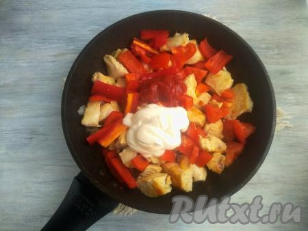 К кусочкам курицы, обжаренным с луком, выложить болгарский перец и помидоры, добавить томатный соус и сметану, влить 150 мл кипячёной воды (или овощного бульона), перемешать, довести до кипения. Если сметана и томатный соус жидкие, вместо 150 мл воды можно добавить 100 мл воды, смешанной с 1 чайной ложкой крахмала. Накрыть блюдо крышкой и готовить паприкаш в течение минут 20 на медленном огне.