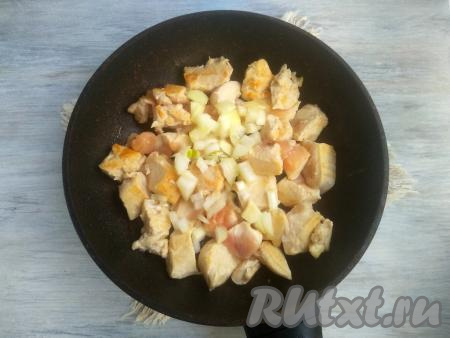 Очистить луковицу, мелко нарезать, а затем выложить к обжаренному куриному мясу. Обжаривать филе с луком 3-4 минуты, не забывая помешивать время от времени.