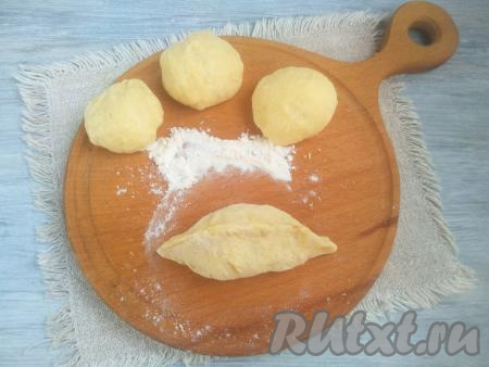 Выполнить защипы по краям лепёшки, формируя продолговатый пирожок. Аналогично слепить остальные пирожки.