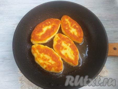 В сковороду с горячим растительным маслом выкладывать пирожки швом вниз.&nbsp;Обжаривать на среднем огне с двух сторон до золотистости (приблизительно, 1,5-2 минуты с каждой стороны), затем огонь убавить до минимума, накрыть сковороду крышкой и готовить ещё 2-3 минуты, чтобы пирожки с солёными огурцами пропеклись.