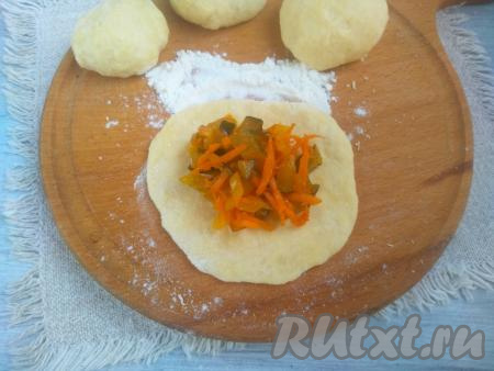 По центру лепёшки выложить 1 столовую ложку начинки из жареных солёных огурцов, моркови и лука.