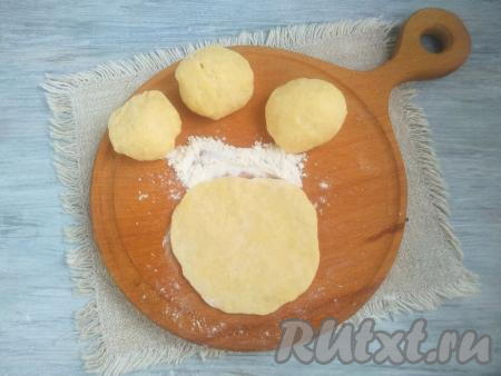 Тесто разделить на 8 частей. Каждую часть теста на присыпанной мукой поверхности раскатать в лепёшку толщиной около 2 мм.