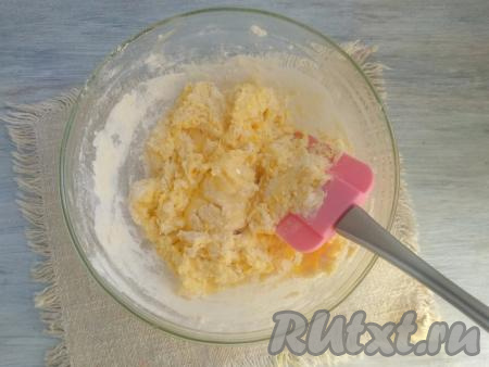 Перемешать массу вначале лопаткой, затем продолжить замешивать тесто руками.