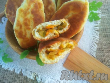 Готовые пирожки промокнуть бумажным полотенцем, чтобы убрать лишнее масло, выложить на тарелку для подачи. Аналогично пожарить все пирожки. Подавать аппетитные, вкусные пирожки к столу с пылу с жару. При хранении они теряют свою мягкость, поэтому рекомендую не готовить их впрок. У жареных пирожков мягкая структура, хрустящая корочка и пикантная&nbsp;начинка из солёных&nbsp;огурцов, лука и моркови.