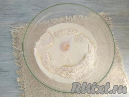 Влить кефир и растительное масло.