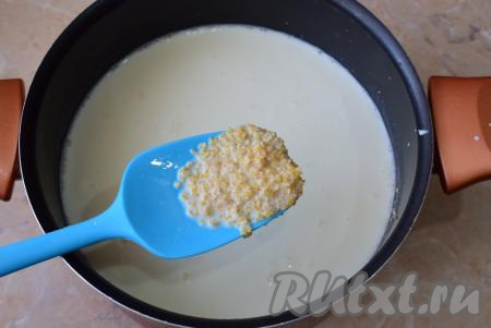 В кастрюлю с антипригарным покрытием (или с толстым дном) влейте молоко, поставьте на средний огонь и доведите до кипения, не забывайте следить за тем, чтобы молоко не убежало из кастрюли. После закипания молока уменьшите огонь. Выложите в молоко промытую пшеничную крупу, постоянно перемешивая, добавьте сахар (количество сахара можете регулировать по своему вкусу) и щепотку соли, хорошо перемешайте и варите на огне чуть ниже среднего минут 15-20 под прикрытой крышкой. Затем снимите кастрюлю с огня.